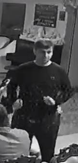 Розшукують чоловіків, які обікрали жінку в “Оскарі” (фото, відео)