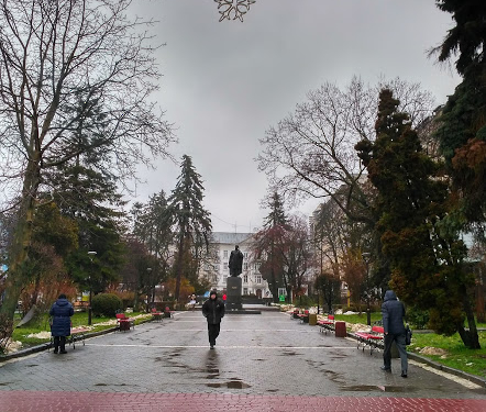У центрі Тернополя облаштовують ілюмінацію