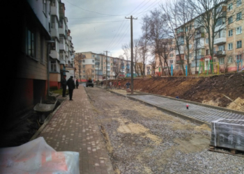 Як на Чалдаєва у Тернополі ремонтують двір
