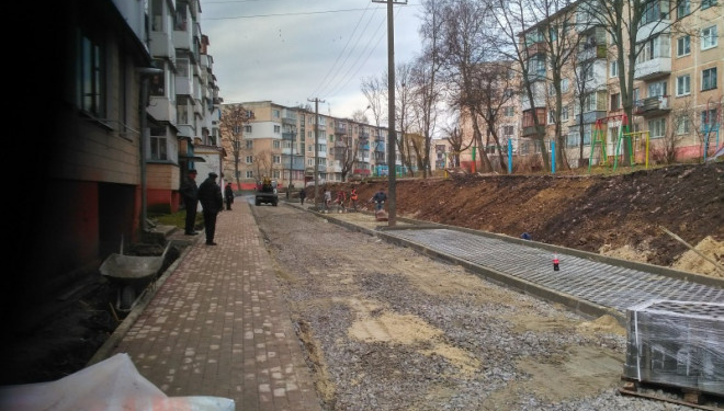 Як на Чалдаєва у Тернополі ремонтують двір