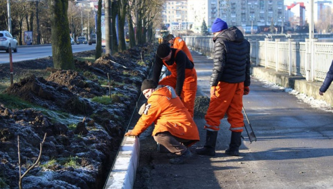 Біля тернопільського ставу ремонтують бруківку