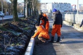 Ремонтують тротуари на дамбі Тернопільського ставу