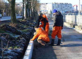 На дамбі Тернопільського ставу ремонтують тротуари 