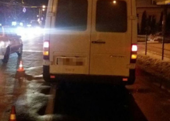 21-річна дівчина, яка потрапила під колеса автомобіля, у важкому стані