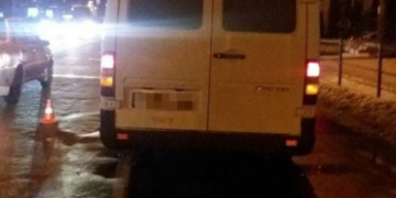21-річна дівчина, яка потрапила під колеса автомобіля, у важкому стані