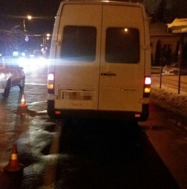 21-річна дівчина, яка потрапила під колеса автомобіля, у важкому стані