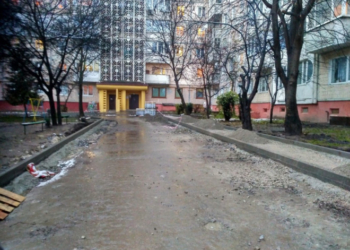 Коли завершать ремонтувати двір на Симоненка у Тернополі?