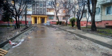 Коли завершать ремонтувати двір на Симоненка у Тернополі?
