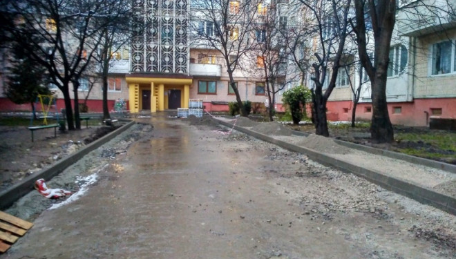 Коли завершать ремонтувати двір на Симоненка у Тернополі?