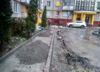 У Тернополі ремонтують двір на вулиці Симоненка, 1