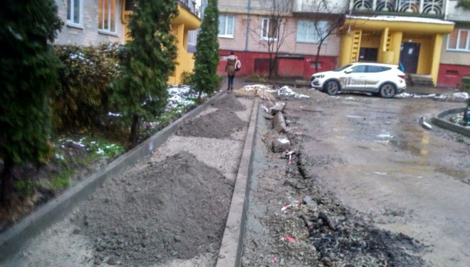 У Тернополі ремонтують двір на вулиці Симоненка, 1