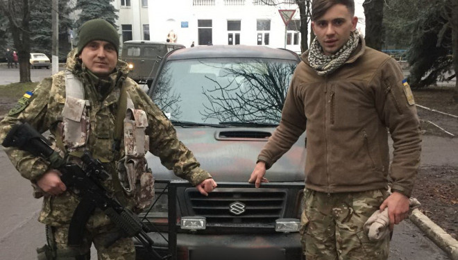 Тернопільські семінаристи передали військовим позашляховик Suzuki