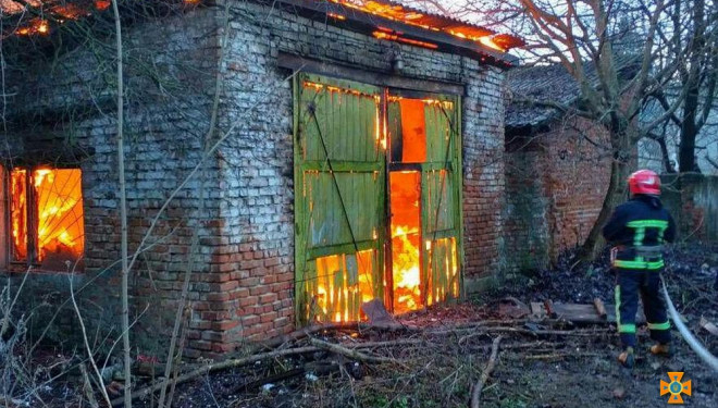 У Тернополі горіло підприємство (фотофакт)