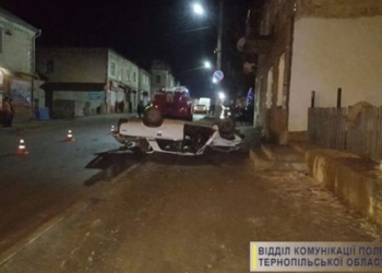 На Тернопільщині один водій збив пішохода, а інший врізався у бордюр.