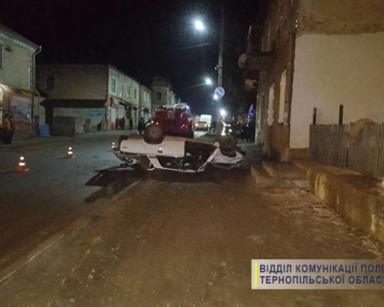 На Тернопільщині один водій збив пішохода, а інший врізався у бордюр.