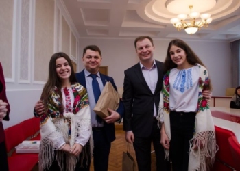 Колядники з різних установ завітали до обласної державної адміністрації (фото)