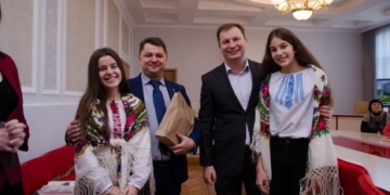 Колядники з різних установ завітали до обласної державної адміністрації (фото)