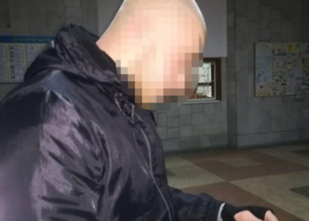 У центрі Тернополя невідомі особи погрожували перехожому пістолетом