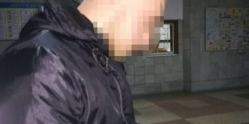У центрі Тернополя невідомі особи погрожували перехожому пістолетом