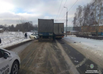 У Тернополі під вантажівку “влетіло” легкове авто