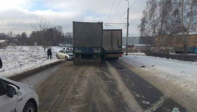 У Тернополі під вантажівку “влетіло” легкове авто