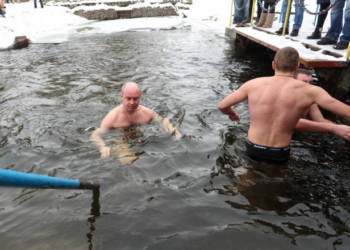 В честь Хрещення Господнього очільник міста Сергій Надал занурився у воду разом з тернополянами 