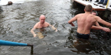 В честь Хрещення Господнього очільник міста Сергій Надал занурився у воду разом з тернополянами 