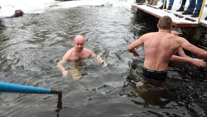 В честь Хрещення Господнього очільник міста Сергій Надал занурився у воду разом з тернополянами 