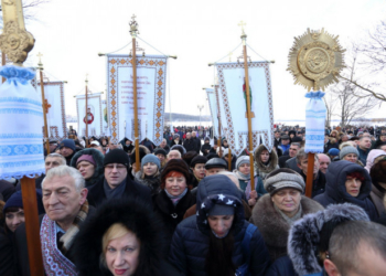 Дуже багато людей прийшли на найбільше освячення води у Тернополі