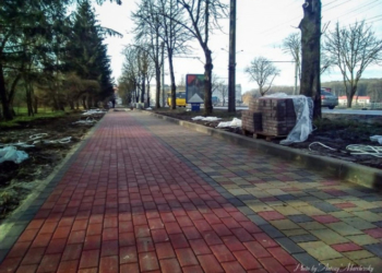У Тернополі відновлюють тротуари біля ставу