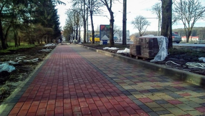 У Тернополі відновлюють тротуари біля ставу