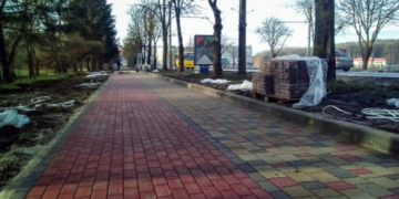 Ремонтують тротуари на вулиці Руській в районі дамби