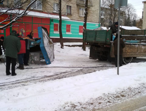 На вулиці Миру в Тернополі демонували старий кіоск (фото)