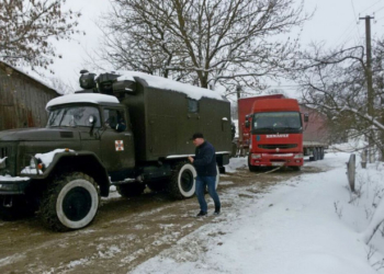 На Тернопільщині звільняли дорогу від фур, які застрягли у снігу