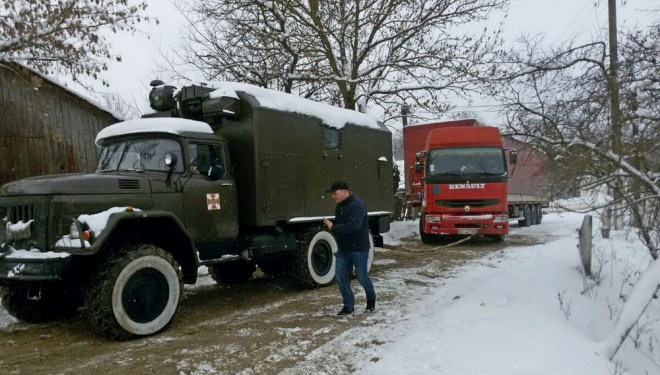 На Тернопільщині звільняли дорогу від фур, які застрягли у снігу