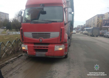 У Тернополі водій вантажівки порвав тролейбусну лінію та втік