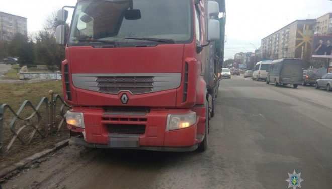 У Тернополі водій вантажівки порвав тролейбусну лінію та втік