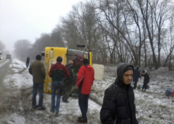 На Тернопільщині перекинувся автобус з пасажирами (фото)