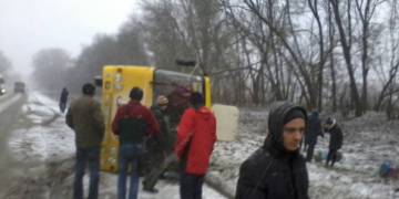 На Тернопільщині перекинувся автобус з пасажирами (фото)