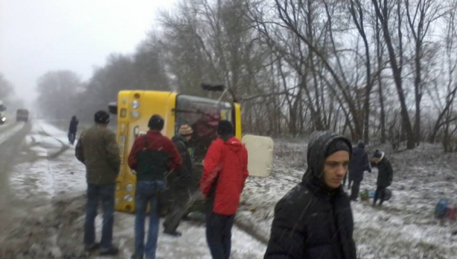На Тернопільщині перекинувся автобус з пасажирами (фото)