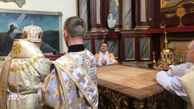 На Тернопільщині Митрополит Василій  освятив престіл для місцевого храму