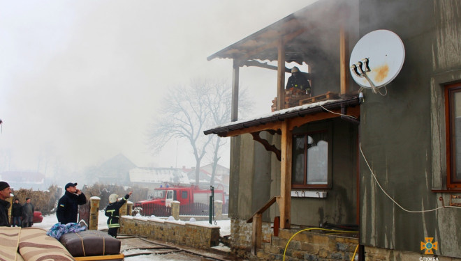 Неподалік Тернополя загорівся двоповерховий будинок