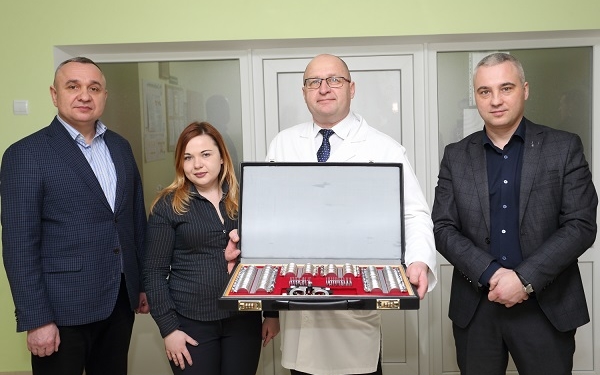 У Тернополі дитяча поліклініка отримала два комплекти необхідного офтальмологічного обладнання для дітей