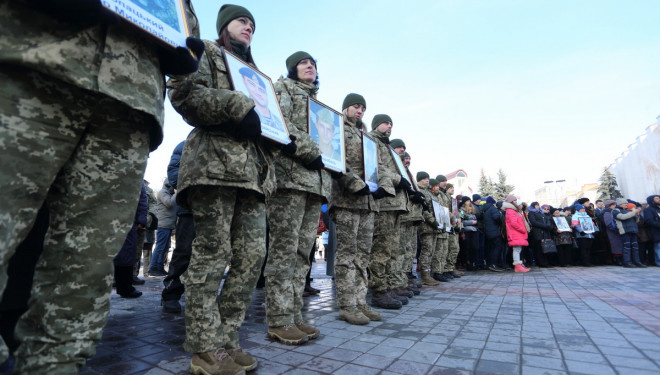 Сотні людей вийшли у Тернополі, щоб вшанувати Героїв