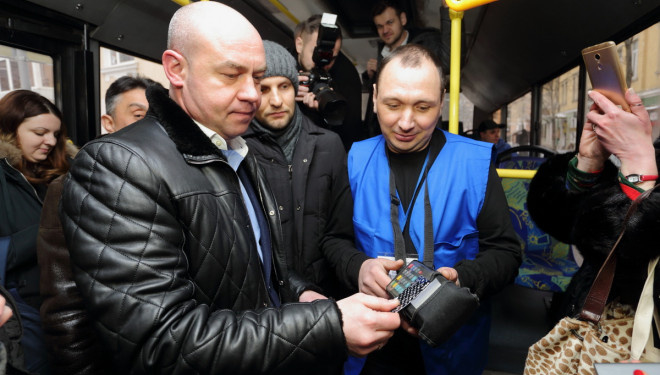 Тернопіль вперше запустив систему оплати банківськими картками у всьому громадському транспорті