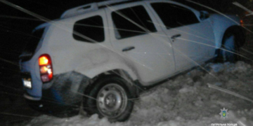 У Тернополі врятували автомобіль із снігового замету