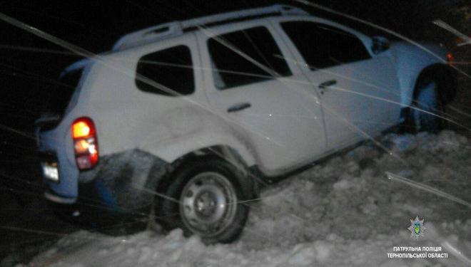 У Тернополі врятували автомобіль із снігового замету