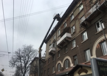 Як у Тернополі борються з бурульками: реальна картина