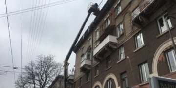 Як у Тернополі борються з бурульками: реальна картина