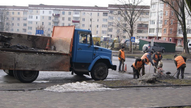 Погодні умови дозволяють дорожникам виконувати роботи з усунення аварійної ямковості